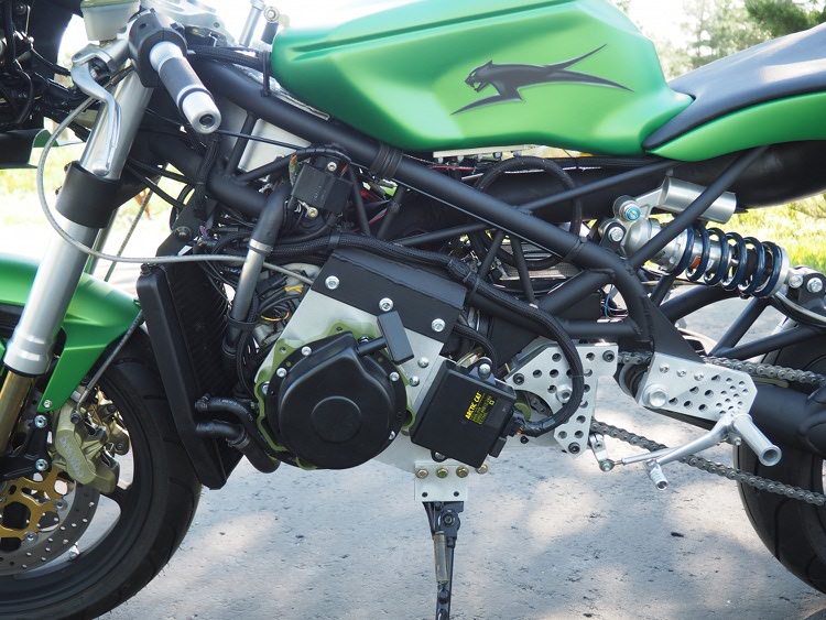 Gatto Nero: Snowmobile-Powered Motorcycle by Jonz Customs – BikeBound