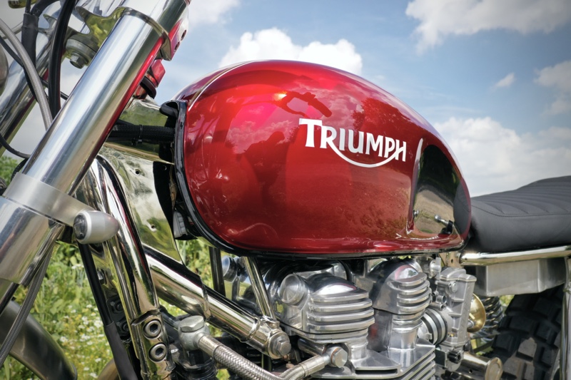 Triumph T100 Bonneville White Helmet 