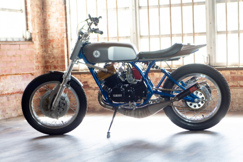 Rolling Art: Yamaha RD400 Street Tracker – BikeBound