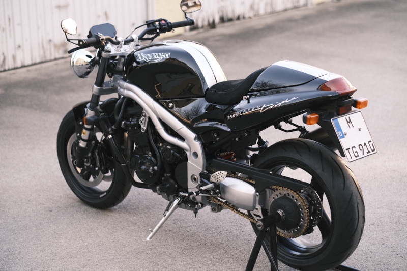 Triumph T509 Speed ​​Triple Restomod