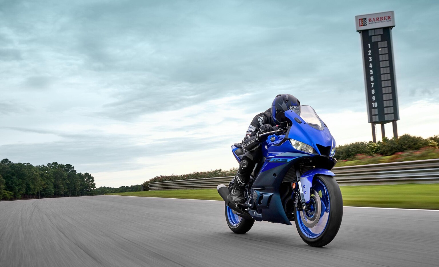Review & Specs: Yamaha R3 (YZF-R3) – BikeBound