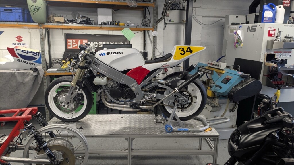 Suzuki RGV250 Pepsi