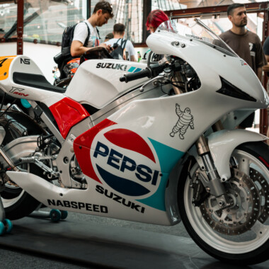 Suzuki RGV250 Pepsi