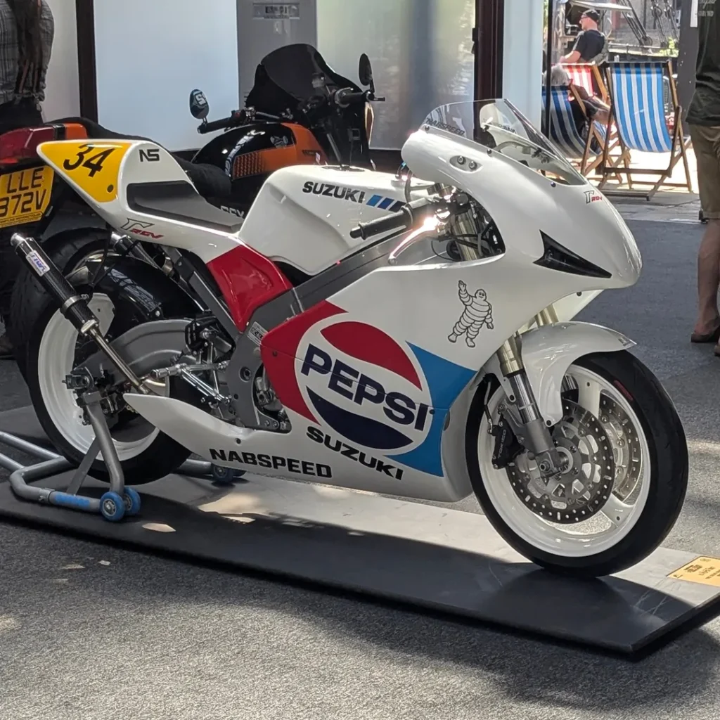 Suzuki RGV250 Pepsi