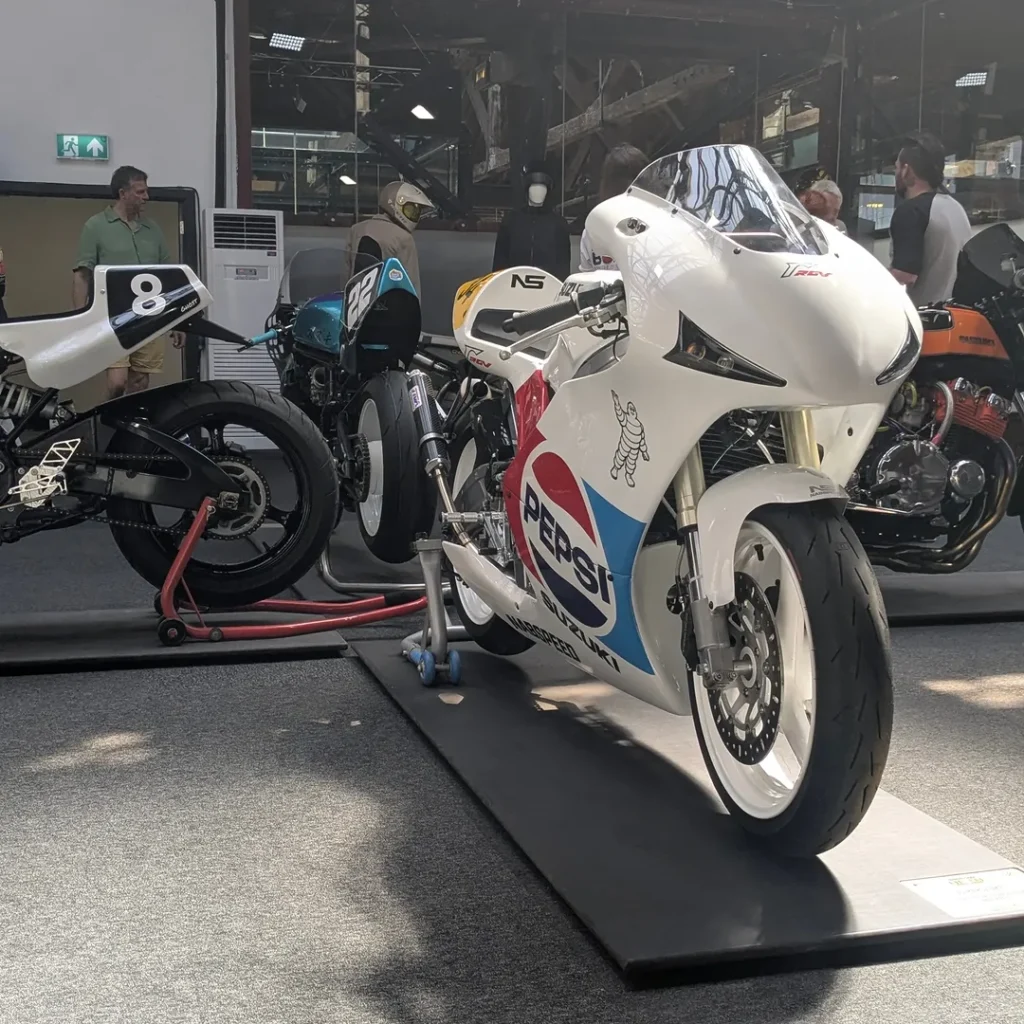 Suzuki RGV250 Pepsi