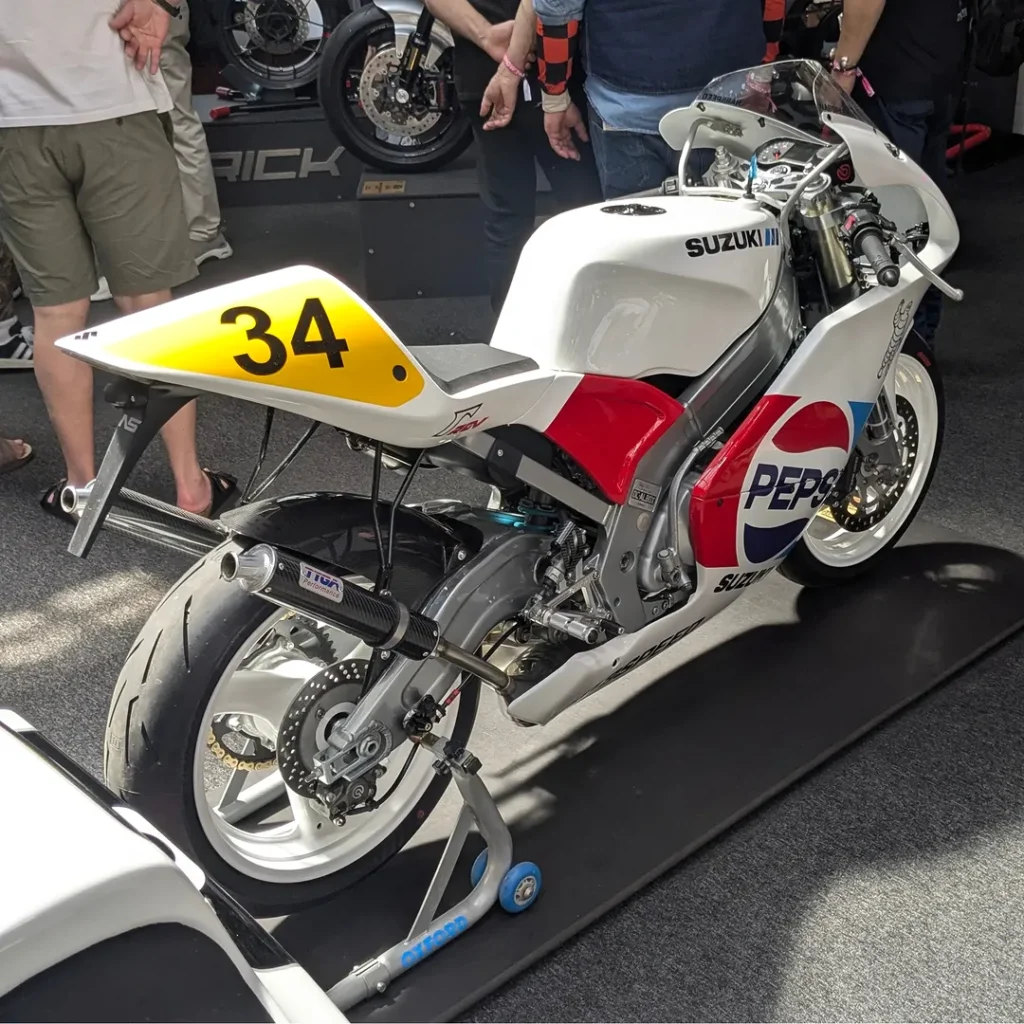 Suzuki RGV250 Pepsi