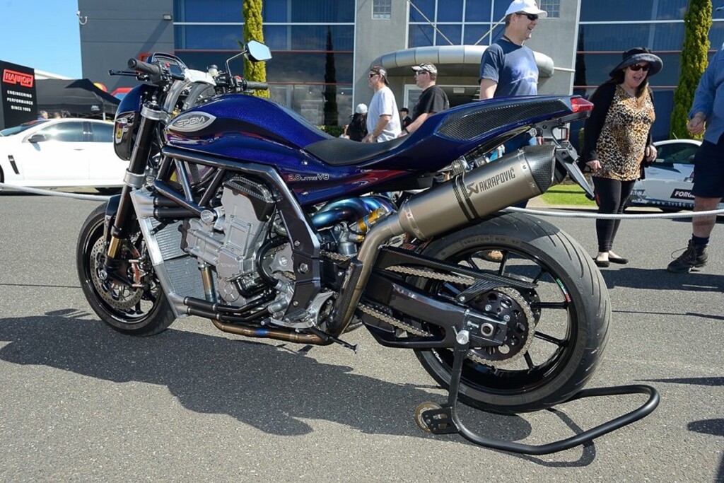 PMG V8